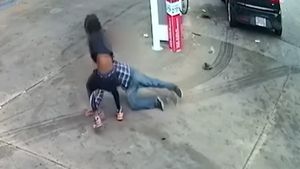 Old Man Fights Off Teenage Thief: 82 साल के बुजुर्ग ने कार चोर के छुड़ाए पसीने, दी पटखनी, देखें वीडियो