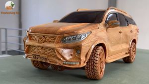 Toyota Fortuner Wood Miniature: इस कलाकार ने लड़की से बनाई नए टोयोटा फॉर्च्यूनर लेजेंडर, देखें वीडियो