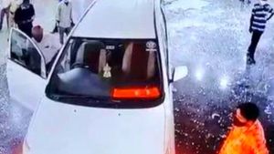 BJP नेता ने अपनी Toyota Innova से अस्पताल में मचाया उत्पात, CCTV में कैद हुआ कारनामा