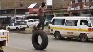 लड़के ने Truck के टायर पर चढ़कर दिखाया हैरतअंगेज Stunt, ट्विटर यूजर्स बोले - “बंदे ने कमाल कर दिया”