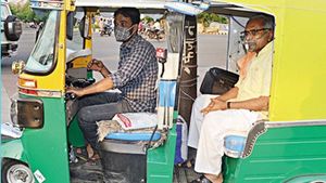 Corona मरीजों की मदद करने वाले ऑटो चालक का कटा चालान, फिर पुलिस ने किया कुछ ऐसा