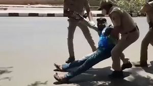 Corona Curfew तोड़ने पर बाइकर को पुलिस ने दबोचा, सजा देख कर छूट जाएगी हंसी