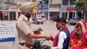 लॉकडाउन में Bike से जाते नवविवाहित जोड़े का पुलिस ने ऐसे किया स्वागत, IPS अधिकारी ने शेयर किया वीडियो