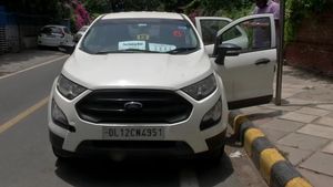 कोविड-19 मरीजों के लिए दिल्ली के इस व्यक्ति ने ईकोस्पोर्ट को बनाया इमरजेंसी वाहन