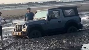 क्या हुआ जब समुद्र किनारे दलदल में फंस गई नई Mahindra Thar, वीडियो में कैद हुआ पूरा वाकया