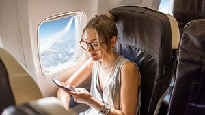 Flight Mode On Plane: ये वजह जान गए तो आप भी फ्लाइट में बंद रखेंगे अपना मोबाइल फोन