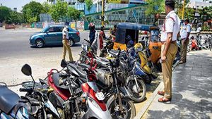 अनोखा फैसला: थाने में खड़ी गाड़ियां बनी सिर दर्द, पुलिस ने जब्त किए गए 10,000 वाहनों को छोड़ा