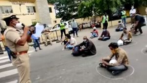 Corona Curfew तोड़ने वालों के 2,200 वाहन Bengaluru Police ने किए सीज, दिलाई बाहर न निकलने की शपथ