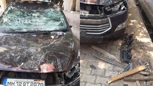 अपराधी को पकड़ने गई थी Police लेकिन लोगों ने किया उनकी गाड़ी का ऐसा हश्र, देखें वीडियो