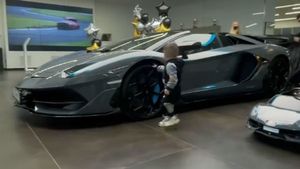 रशियन सिंगर ने दो साल के बेटे को गिफ्ट की 1.5 करोड़ की लेम्बोर्गिनी कार, देखें वीडियो