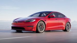 Tesla Model S Plaid: दुनिया की सबसे तेज कार बिकने को है तैयार, 2 सेकंड में पकड़ती है 100 kmph की रफ्तार