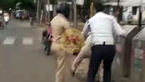 Corona Curfew में क्यों एक पुलिसकर्मी, Traffic Constable से करने लगा मारपीट? वीडियो हो रहा वायरल