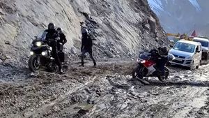 रोड ट्रिप के दौरान पहाड़ी इलाके के कीचड़ में फंसी BMW 1250 GS बाइक, जानें कैसे आई बाहर