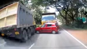 Overtaking में दो डम्परों के बीच दबने से बची Maruti Alto हैचबैक, वीडियो देख दहल जाएगा दिल