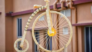 आर्टिस्ट ने माचिस की तिल्लियों से बना दी साइकिल, लोगों को दे रहे साइकिलिंग की प्रेरणा