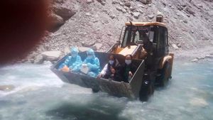 कोरोना वारियर्स ने जेसीबी पर बैठ कर पार की नदी, लोगों ने किया जज्बे को सलाम 