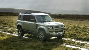 दुनिया की सबसे मुश्किल रेस में शामिल होगी Land Rover Defender, उठाएगी 900 किलोग्राम का वजन