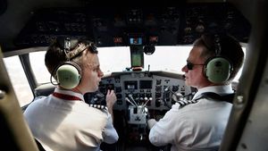 Airlines के Pilots आखिर क्यों नहीं रखते हैं दाढ़ी और मूंछ? यहां जानें क्या है वजह