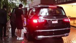 Actor सोनू सूद ने अपने बेटे को गिफ्ट की Mercedes Maybach GLS600, टेस्ट ड्राइव लेते आए नजर