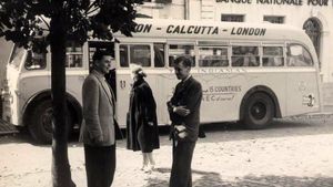 60 के दशक में इस Double-Decker Bus ने की थी लंदन से कलकत्ता तक की यात्रा, देखें तस्वीरें