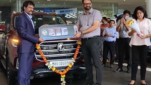 पूर्व हाॅकी कप्तान धनराज पिल्ले ने खरीदी एमजी की ये शानदार एसयूवी, जन्म दिन पर मनाया जश्न