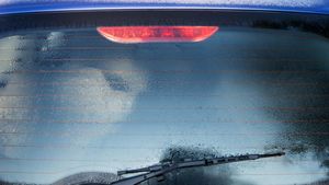 कार की पिछली विंडशील्ड पर क्यों बनी होती हैं लाइन्स? क्या आपको पता है इसका कारण