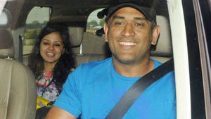 महेंद्र सिंह धोनी ने शादी की सालगिरह पर अपनी पत्नी को गिफ्ट की यह विटेंज कार, देखें तस्वीरें