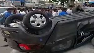 डीलरशिप पर डिलीवरी देते हुए पहली मंजिल से गिरी टाटा टियागो, वायरल वीडियो आया सामने