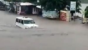 बाढ़ के पानी में ऐसे चली Bolero कि आनंद महिंद्रा रह गए हैरान, लोगों ने कहा- “महिंद्रा है तो मुमकिन है”