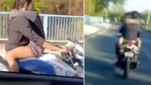 TVS Apache के फ्यूल टैंक पर लड़की को बैठा युवक ने किया स्टंट, इंटरनेट पर वायरल हुआ वीडियो