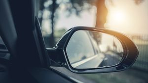 कार के Rear-View Mirror के इतिहास को जानकर आप भी हो जाएंगे हैरान, जानें कैसे हुआ इसका इजाद