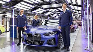 BMW i4 इलेक्ट्रिक सेडान का उत्पादन हुआ शुरू, देखें तस्वीरें