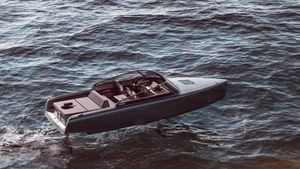 यह इलेक्ट्रिक नाव पानी पर तैरती नहीं बल्कि उड़ती है, जानें कितनी है रेंज और अधिकतम रफ्तार