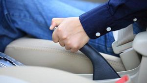 कार का Handbrake इस्तेमाल करने में कहीं आप तो नहीं कर रहे गलती, जानें कब लगाया जाता है