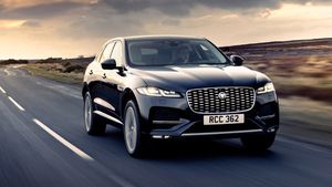 Jaguar F-Pace SVR हुई लाॅन्च, कीमत 1.51 करोड़ रुपये से शुरू, जानें क्या है खूबियां