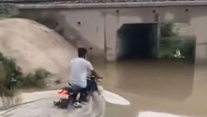 गहरे पानी में उतरी Royal Enfield बाइक तो इंजन हुआ फेल, देखें वीडियो