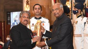 Anand Mahindra को मिला पद्म भूषण सम्मान, उद्योग व व्यापार में किया है बड़ा योगदान