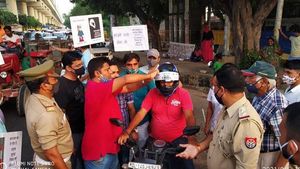 सड़क दुर्घटना में हुई दोस्त की मौत, तो इस व्यक्ति ने फ्री में बांटे 2 करोड़ रुपये के हेलमेट, जानें