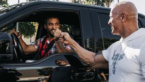 ‘The Rock’ ने इस व्यक्ति को गिफ्ट किया अपना कस्टम-बिल्ट Ford F-150 Raptor, हो गया भावुक