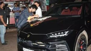 एक्टर कार्तिक आर्यन ने 4.5 करोड़ की कार को बनाया डाइनिंग टेबल, लोगों ने कहा- ‘डाउन टू अर्थ’