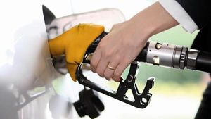 VAT Reduced On Fuel: दिल्ली में पेट्रोल-डीजल पर वैट हुआ कम, जानें क्या है ईंधन पर नए वैट की दर