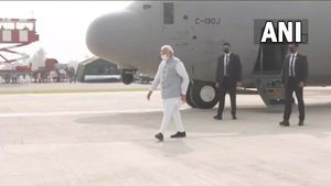 पूर्वांचल एक्सप्रेस-वे पर Hercules C130J में उतरे प्रधानमंत्री नरेंद्र मोदी, एयर फोर्स ने दिखाया अपना दम