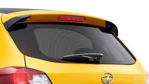 क्या किसी कार में लगा रियर विंडशील्ड वाइपर काम का फीचर है? जानिए कितना उपयोगी है यह