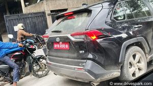 Toyota RAV4 मिड-साइज SUV भारत में टेस्टिंग करते आई नजर, रियर प्रोफाइल का हुआ खुलासा