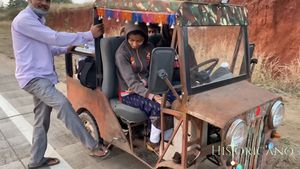 चाबी नहीं, किक लगाने से स्टार्ट होती है ये जीप, आनंद महिंद्रा ने शेयर किया वीडियो