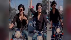 Bullet पर फिल्मी स्टाइल में ढूंढ रहा था ‘लुगाई’, पुलिस ने काटा 9,000 रुपये का चालान