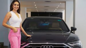 Bollywood एक्ट्रेस Kiara Advani ने खरीदी नई Audi A8 L लग्जरी सेडान, सामने आईं तस्वीरें