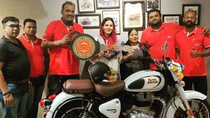 अभिनेत्री Kirti Kulhari ने खरीदी नई Royal Enfield Classic 350, सोशल मीडिया पर साझा की तस्वीरें