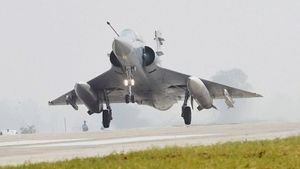 चोरों का कारनामा, ट्रक से उड़ा दिया मिराज-2000 लड़ाकू विमान का टायर