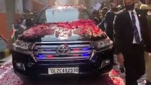 बनारस दौरे पर Toyota Land Cruiser में दिखे PM Modi, जानें आखिर कितनी खास है यह कार